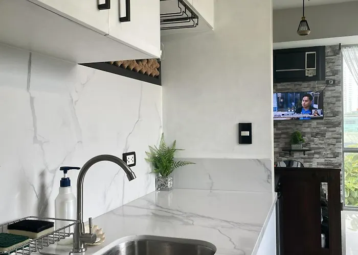 Kusela's Haven - Relaxing Oasis Balcony, Garden View, Workspace & Budget-friendly Manila